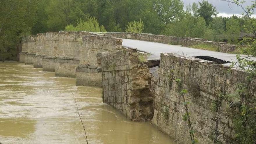 Estado del puente de piedra de Castrogonzalo.