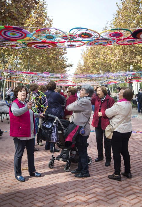 Castelló cubre el Passadís de les Arts con mandalas de lana