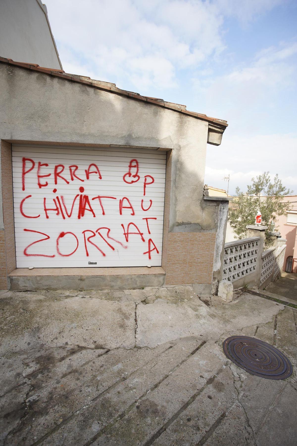 Cremen dos cotxes de matinada i apareixen pintades a Girona Cremen dos cotxes de matinada i apareixen pintades a Girona