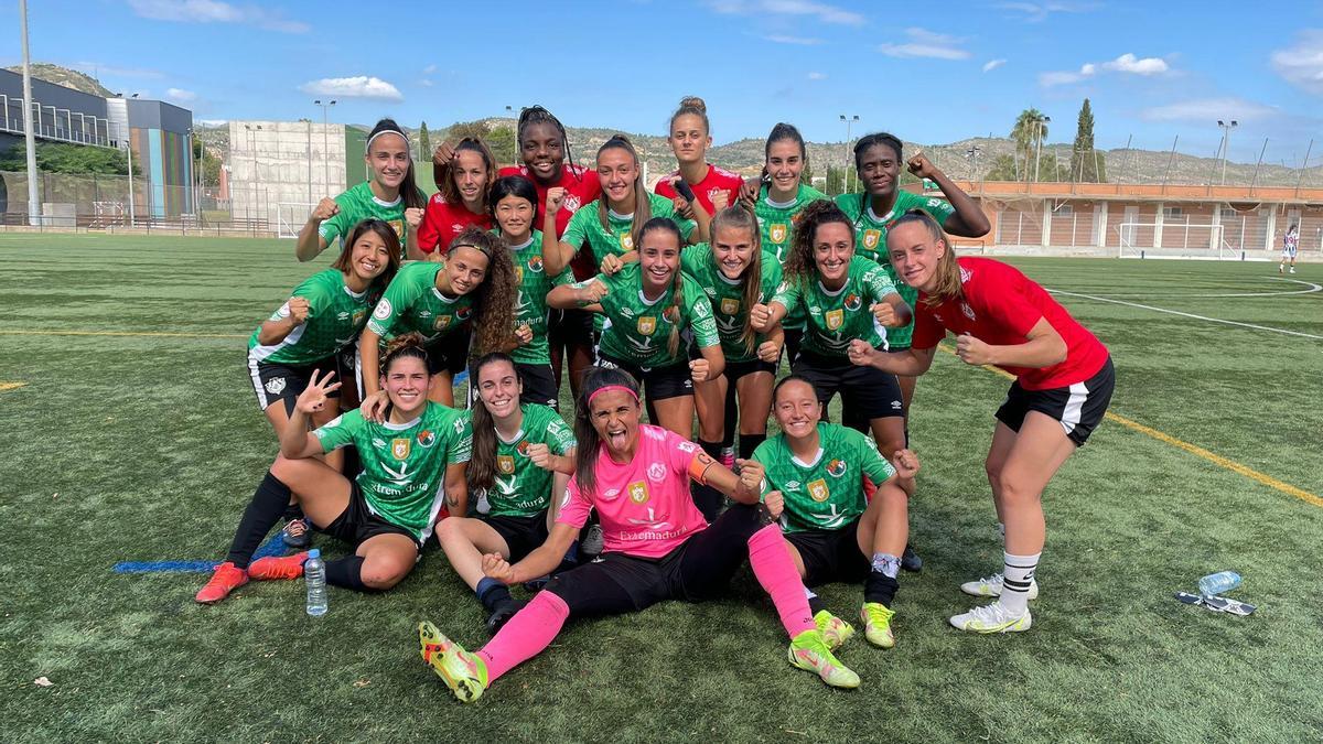 Las jugadoras del Cacereño Femenino, festejando el triunfo.