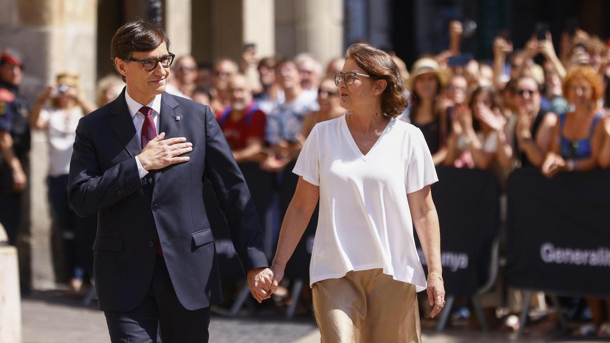 El líder socialista catalán Salvador Illa acompañado de su esposa Marta Estruch llega a la ceremonia de toma de posesión como nuevo presidente de la Generalitat