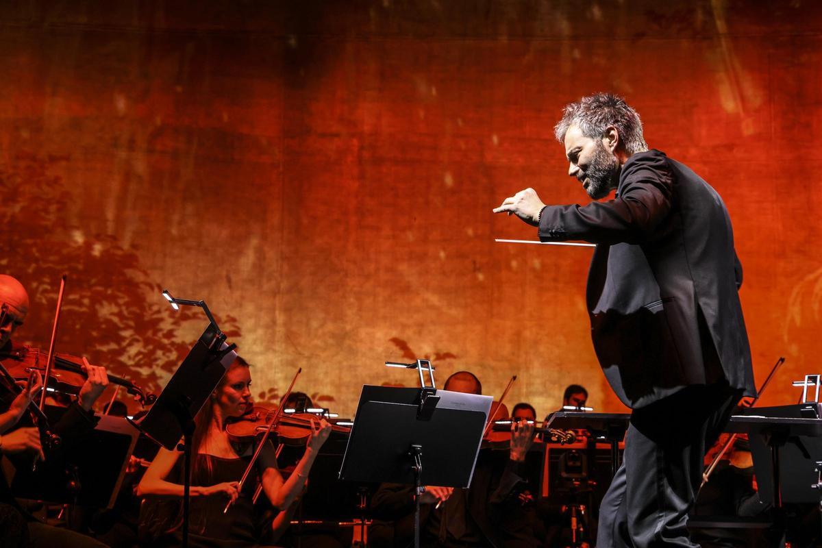 El director de la orquesta ADDA Simfónica, durante su actuación en los Premios Azorín