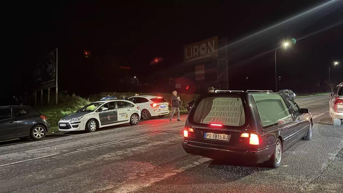 Llegada del coche fúnebre al lugar del hallazgo