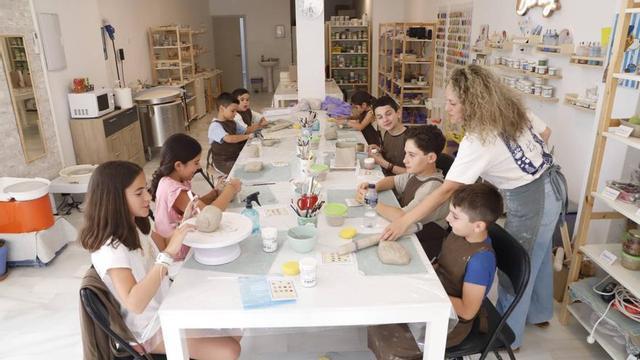 Magda Cánovas, en uno de los talleres que imparte en Birdy Cerámics, en la calle Santo Domingo Savio.