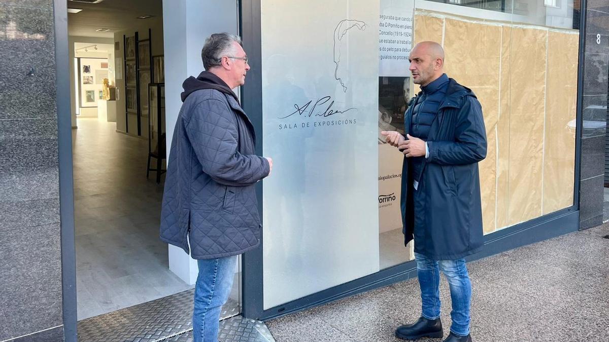 Bienvenido Estévez, edil de Cultura, y Alejandro Lorenzo, alcalde, frente a la sala de exposiciones.