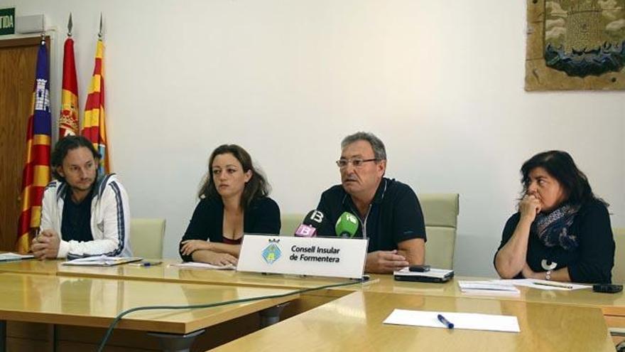 Los representantes del Patronato de Formentera y la consellera de Turismo, ayer.