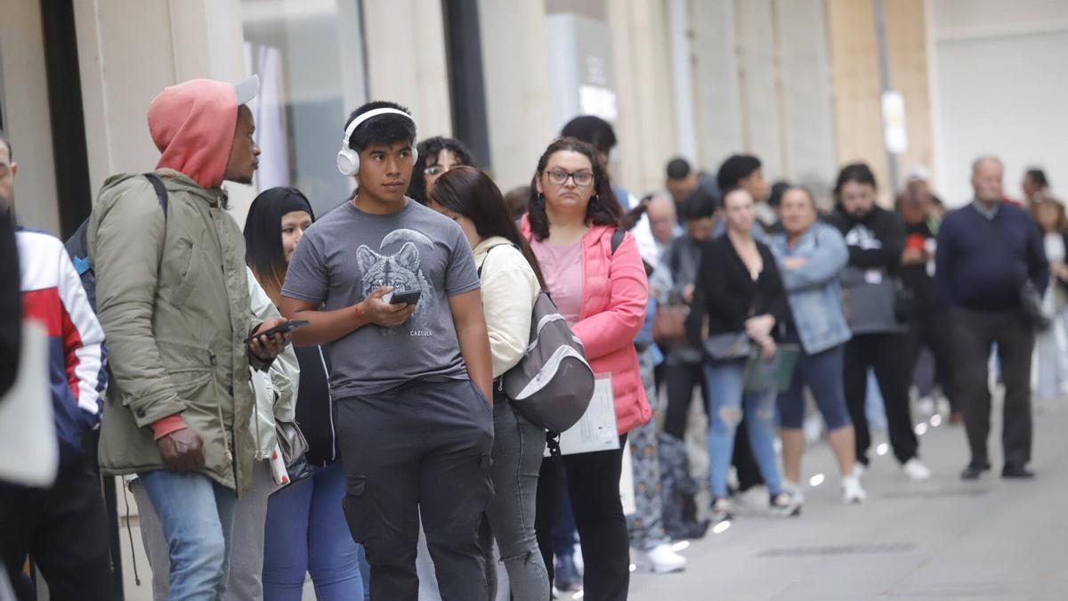Colas en Córdoba para el proceso de regularización de inmigrantes