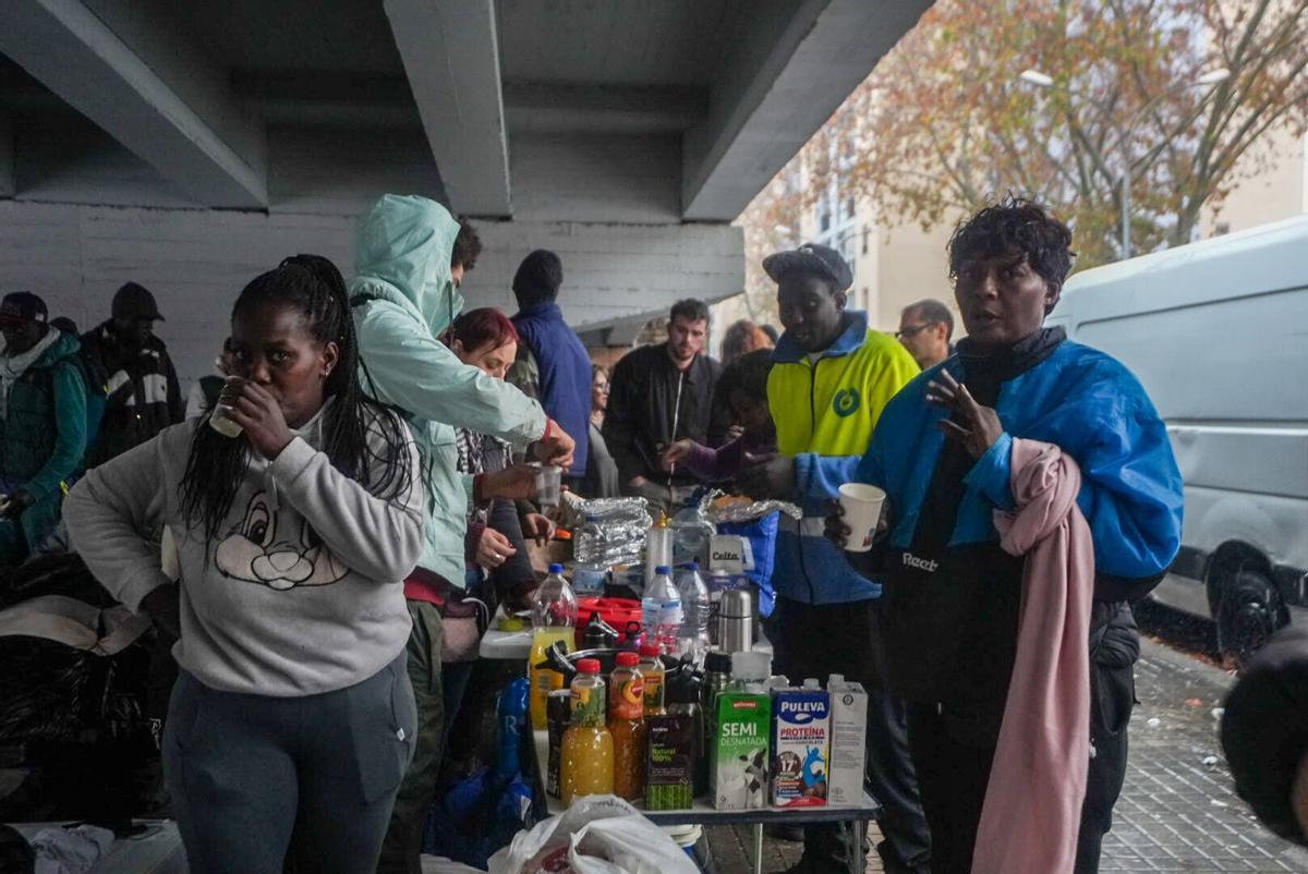 Los desalojados del B9 acampan bajo el puente de la C-31 en Badalona para protegerse de las lluvias intensas Los desalojados del B9 acampan bajo el puente de la C-31 en Badalona para protegerse de las lluvias intensas