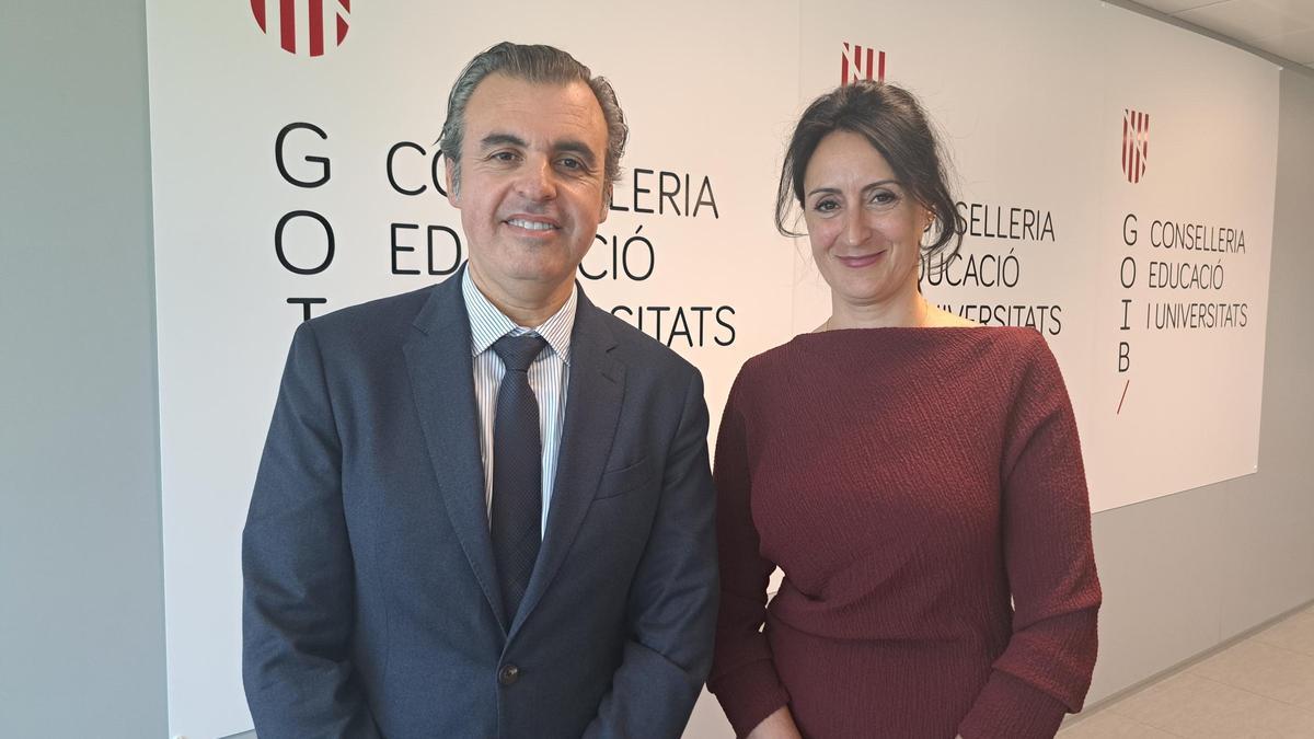 El conseller de Educación, Antoni Vera, y la directora general de Primera Infancia, Atención a la Diversidad y Mejora Educativa, Neus Riera, ayer después de la rueda de prensa.