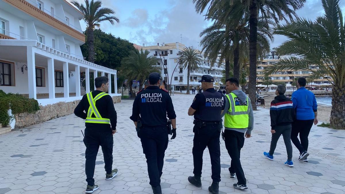 La Policía Local de Ibiza en ses Figueretes, en una imagen de archivo