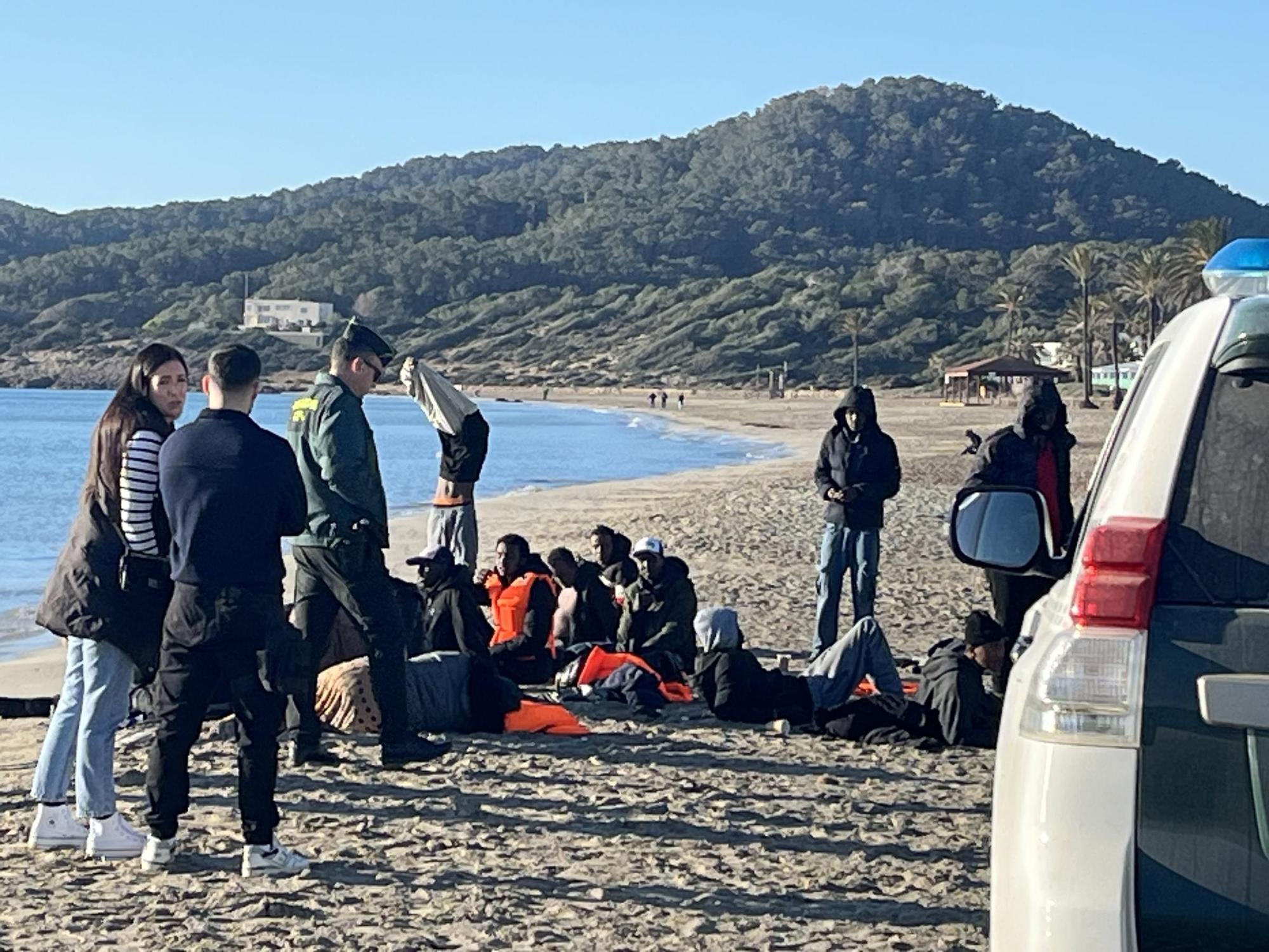 Galería: Llega una patera a Platja d'en Bossa
