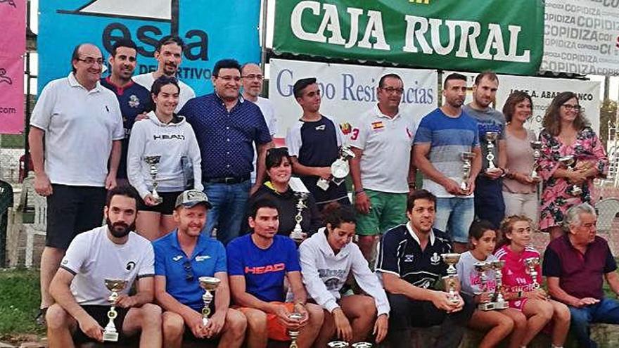 Los finalistas del torneo del Club Esla que alcanzó su décimo quinta edición con el patrocinio de Caja Rural.