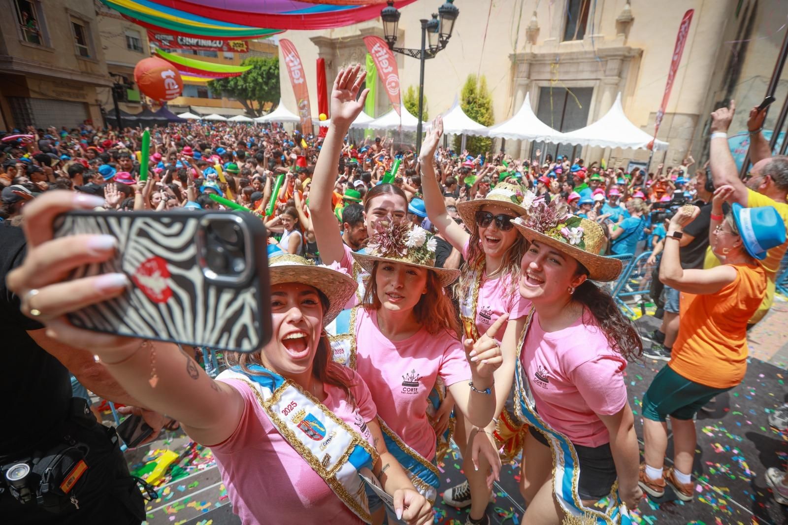 El primer Chupinazo, el de Catral, arranca el ciclo de fiestas veraniegas de los pueblos de la Vega Baja