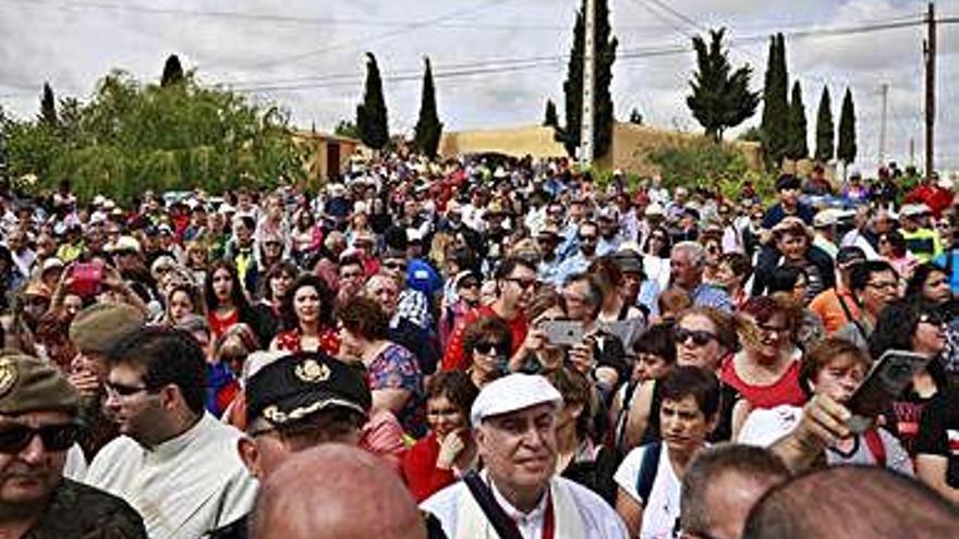 Cientos y cientos de personas siguieron el saludo de los pendones.