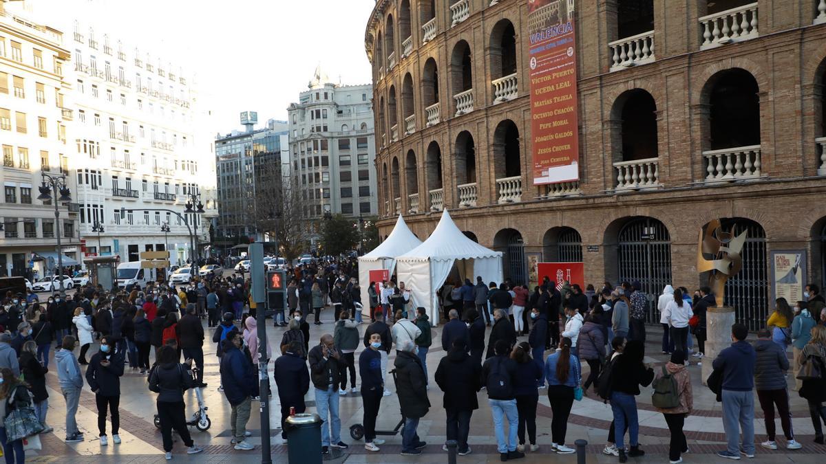 Colas para vacunarse de Covid en el punto de vacunación de la plaza de Toros la semana pasada