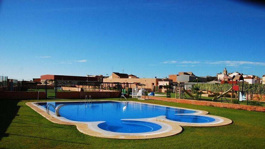 La rápida intervención de los socorristas evita una tragedia en la piscina de Quartell