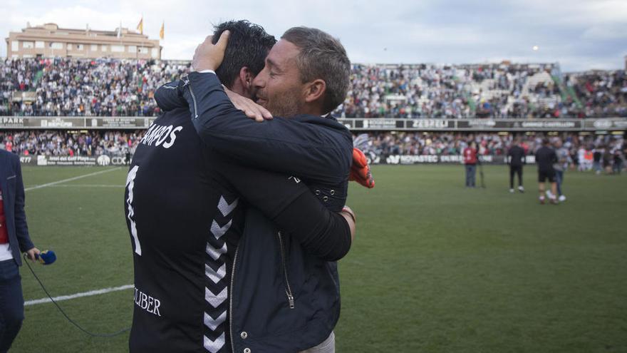 El portero Álvaro Campos y el entrenador Óscar Cano se abrazan tras lograr la permanencia