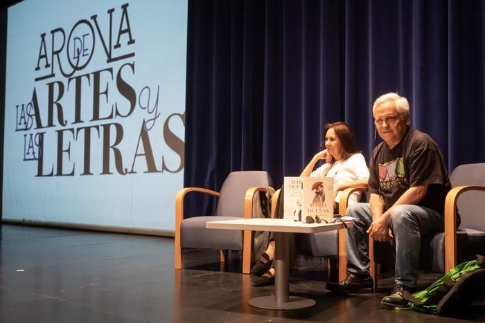 María Dueñas, con escolares en Tenerife