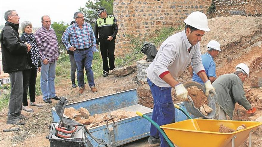 Orpesa contrata a 17 parados para retomar la restauración del castillo