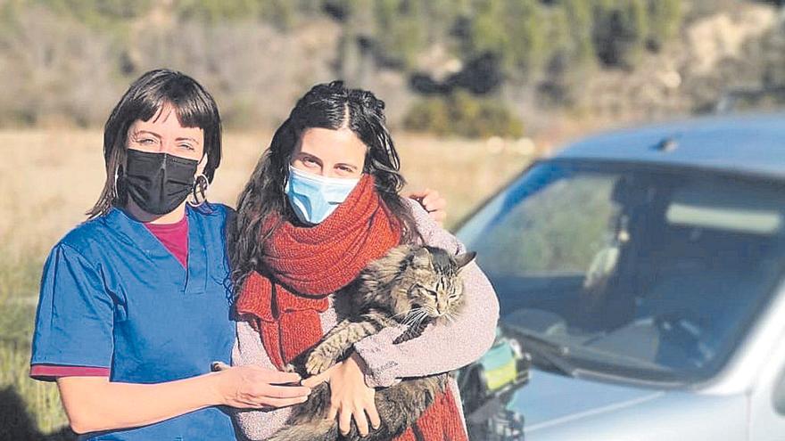 Violeta de Vargas, veterinaria, con una clienta y su gato, presta consulta itinerante por el Alto Palancia.