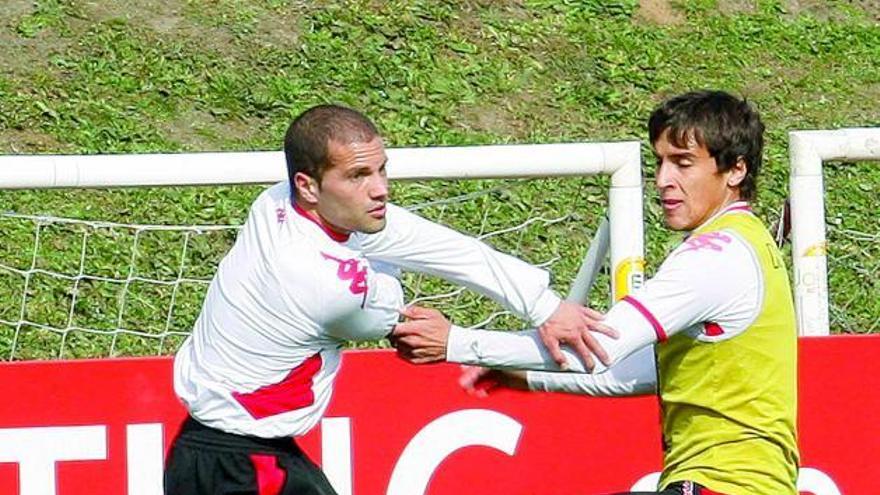 Lora, a la derecha, disputa un balón con Trejo durante un entrenamiento.