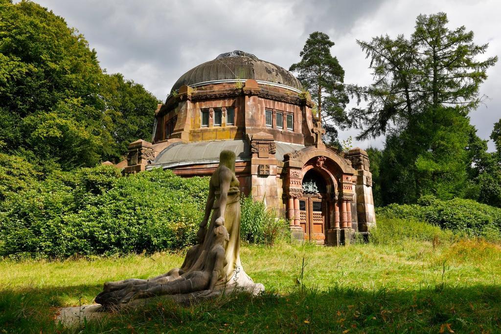 Las impresionantes esculturas y mausoleos que te puedes encontrar paseando por el cementerio de Ohlsdorf
