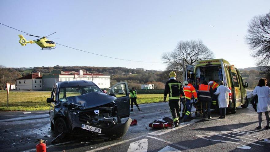 El accidentado fue trasladado en helicóptero al Clínico. Bernabé/ Luismy