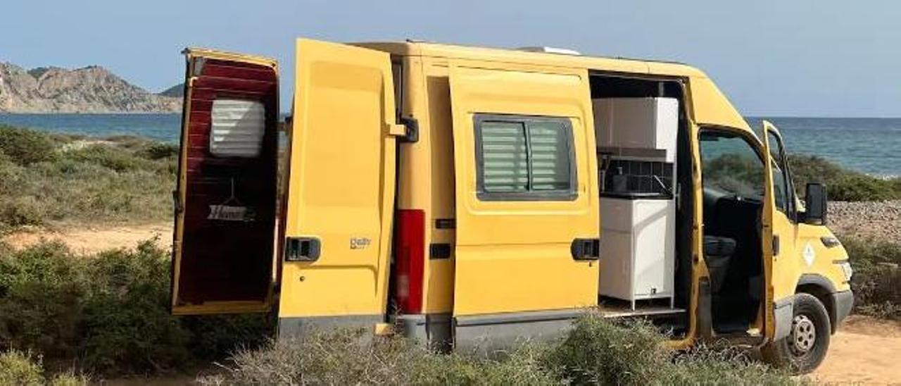 Una forgoneta camperizada de acampada en es Codolar, en pleno Parque Natural de ses Salines