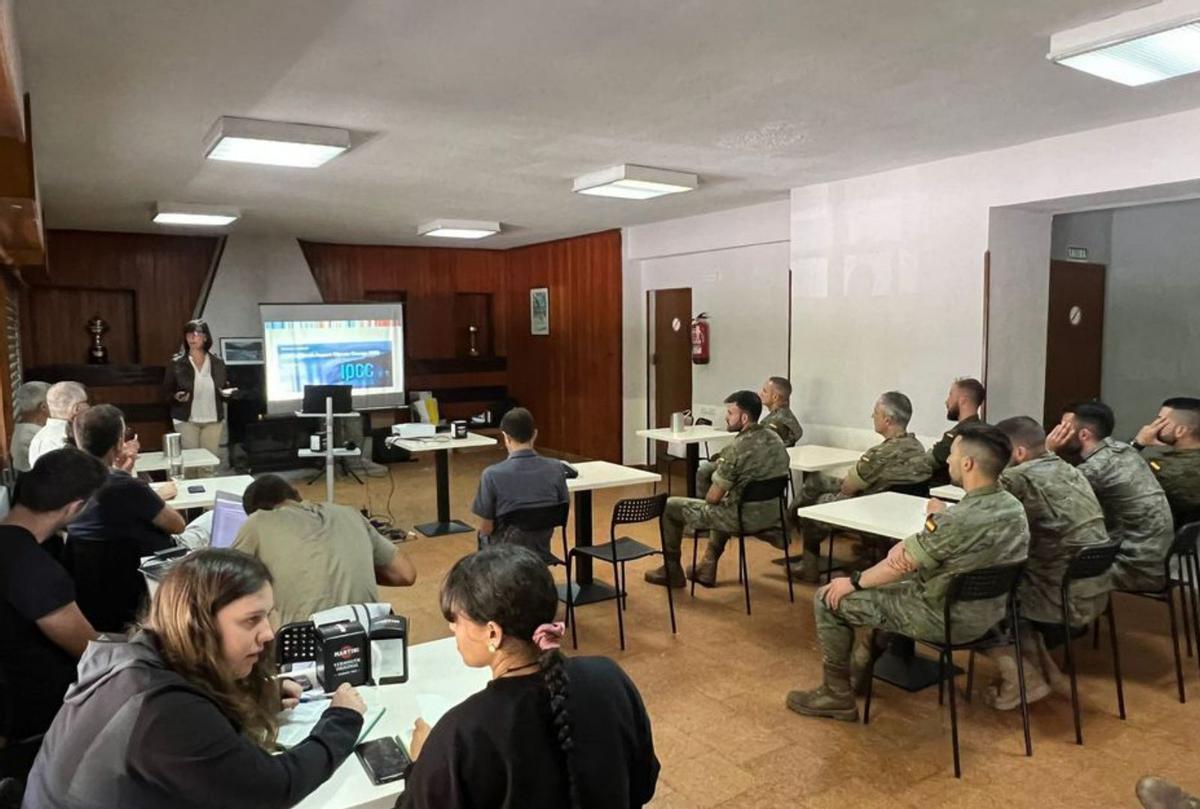 Nieves Roqueñí, de pie, durante la charla que ofreció en Pajares.