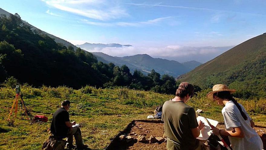 Los investigadores, en Belmonte de Miranda. | LNE