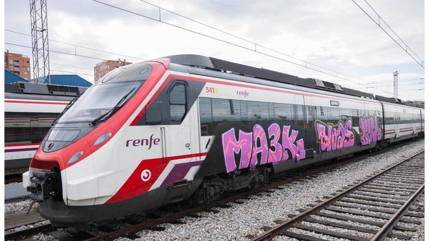 Treinta y seis trenes de la red de cercanías de Alicante sufren el ataque de grafiteros