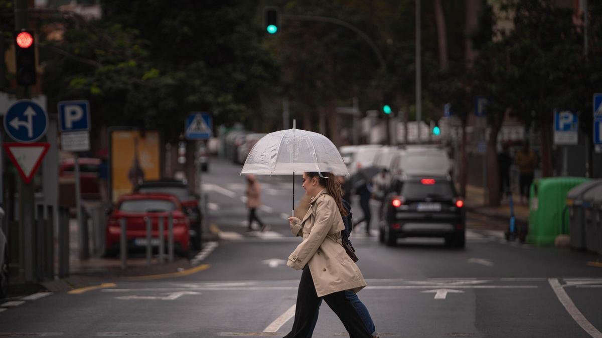 Unas chicas se protegen de la lluvia en Santa Cruz de Tenerife.