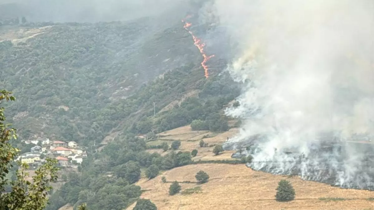 Un incendio en Asturias acecha pueblos y el santuario del Acebo, donde el cura combate las llamas a pecho descubierto