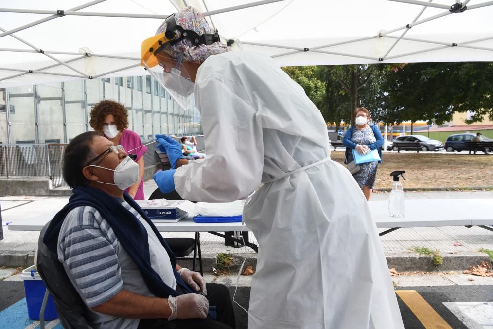 El área sanitaria de A Coruña y Cee instala un punto de 'autocovid' en la parte posterior del centro de salud de O Ventorrillo para facilitar la realización de pruebas PCR.