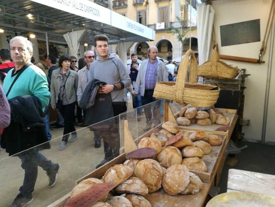 Milers de persones omplen el Barri Vell de Girona per Tots Sants