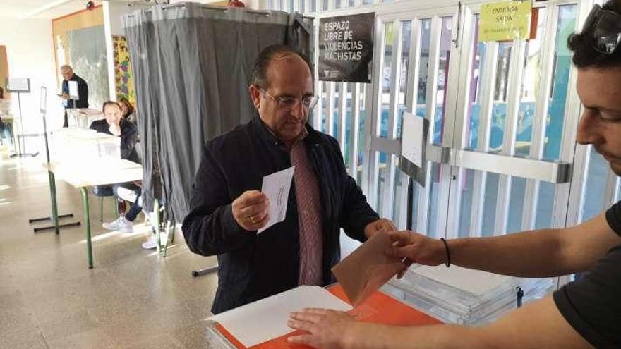 José Enrique Sotelo fue el más madrugador, votó en Espiñeira a la 09.15 horas. // S.Á.