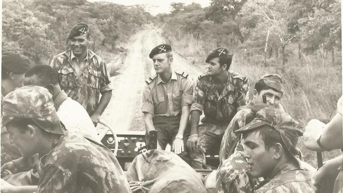 Militares portugueses en Niassa, Mozambique. No centro da imaxe, Mário Tomé