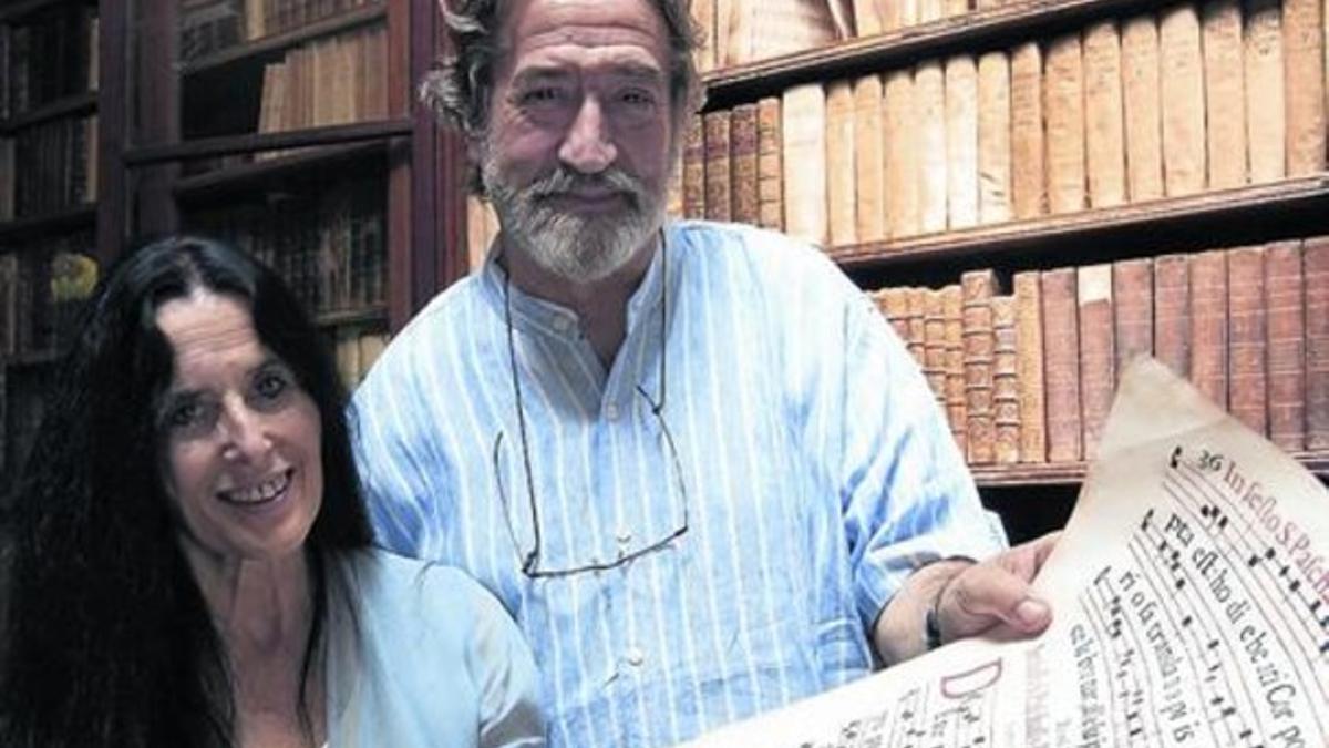 Montserrat Figueras y Jordi Savall, en el estudio de su casa en Bellaterra en el verano del 2010.