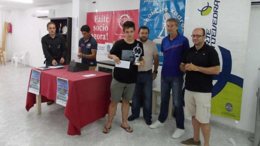 Jaime Santos, con el trofeo que le acredita como ganador del torneo.