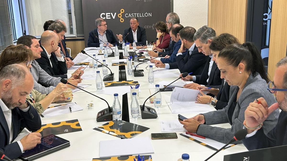 Imagen de una reunión de la junta directiva de CEV Castellón en mayo pasado, en la que ya se criticaron las ayudas del Gobierno.