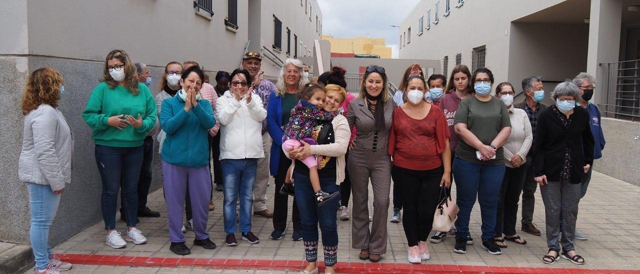 Imagen de un grupo de vecinos de las viviendas de Visocan de El Caracol, en Telde, que llevan más de 25 años luchando para acceder a la propiedad de sus casas en igualdad de condiciones que el resto.