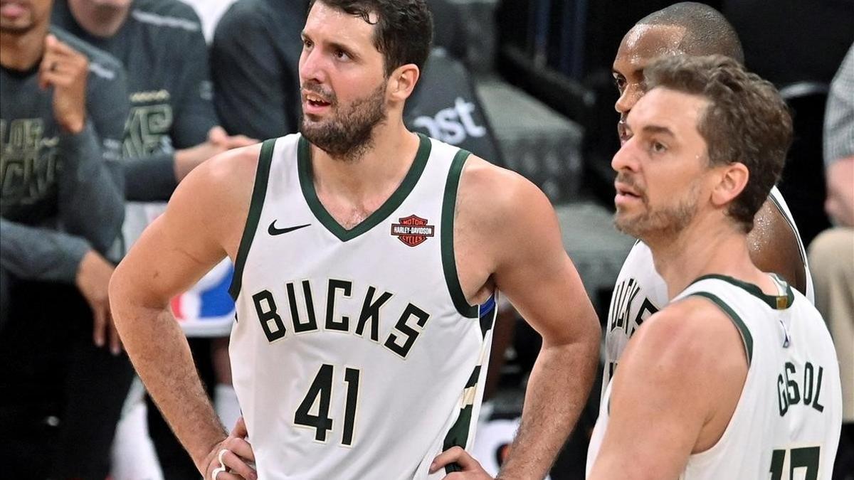 Mirotic, junto a Pau Gasol, en un partido de la pasada temporada con los Milwaukee Bucks