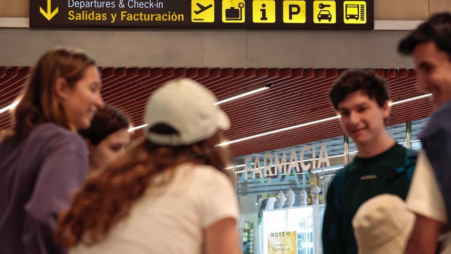 Los aeropuertos canarios arrancan su operación salida más frenética pendientes de la borrasca