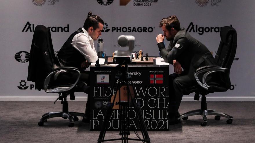 Carlsen inicia la defensa del trono del ajedrez con tablas con su amigo &#039;Nepo&#039;