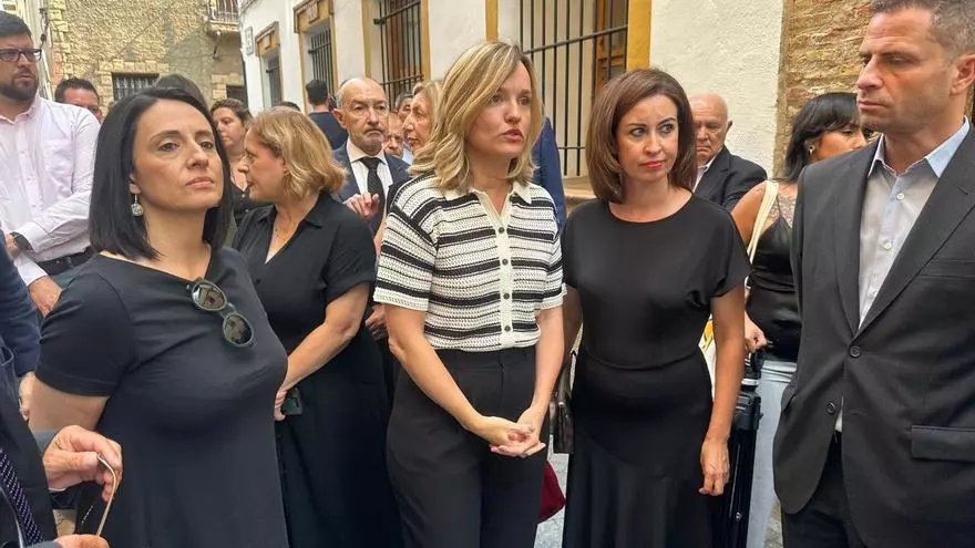 Cientos de personas arropan a Javier Lambán en su último adiós en Aragón