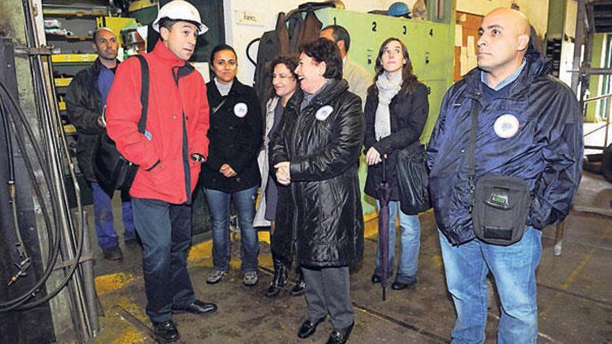 Olaia Fernández visita las instalaciones de Nodosa con su director comercial (con casco).  // Gustavo Santos
