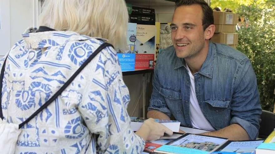 El escritor Joel Dicker, en la feria del libro de Madrid. // Víctor Lerena / Efe