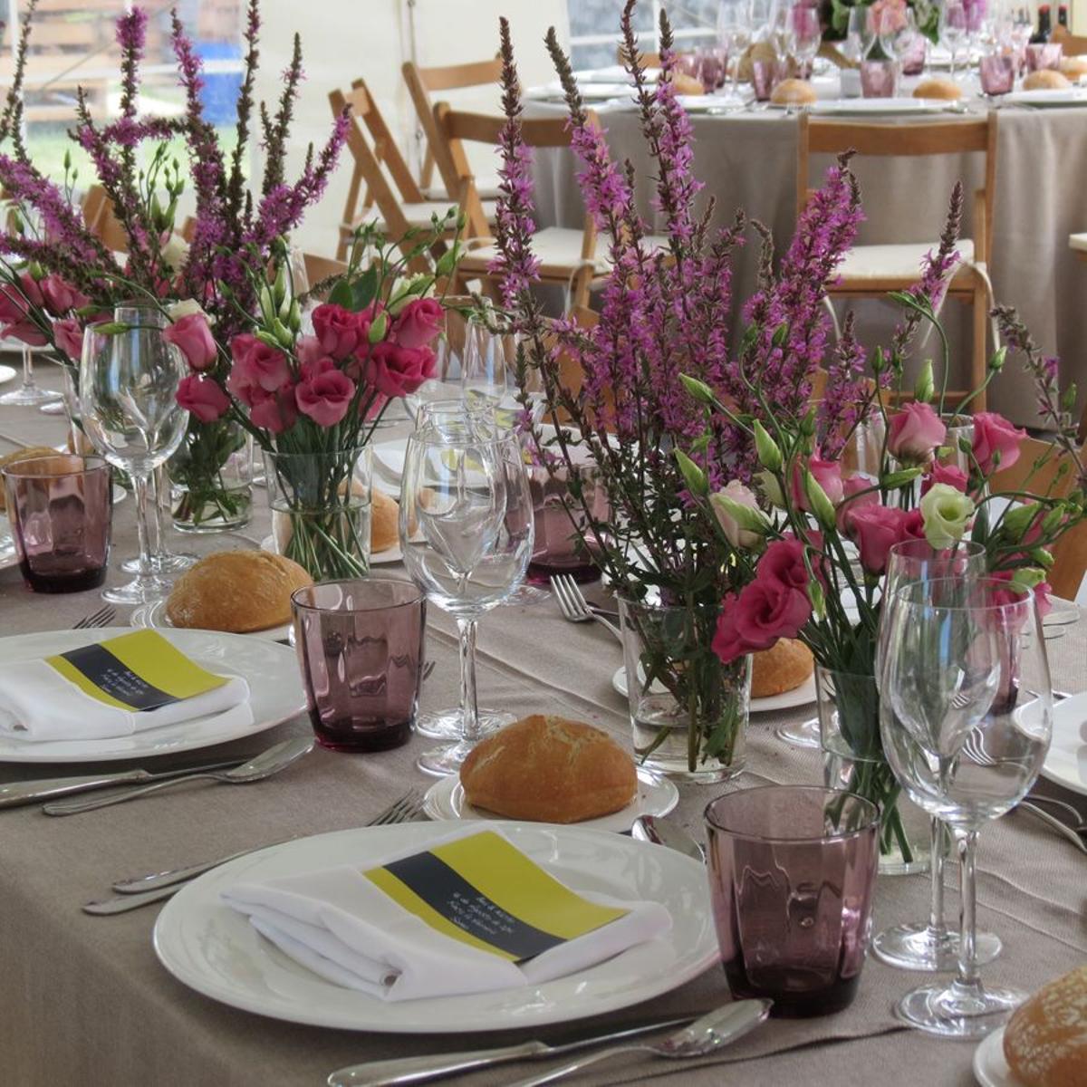 Decorar la mesa del banquete: centros silvestres de lavanda en una mesa de estilo bohemio
