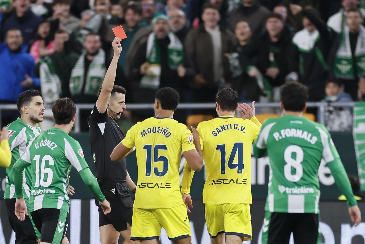 El Betis sentenció cuando el Villarreal jugaba con 10 por la expulsión de Comesaña.