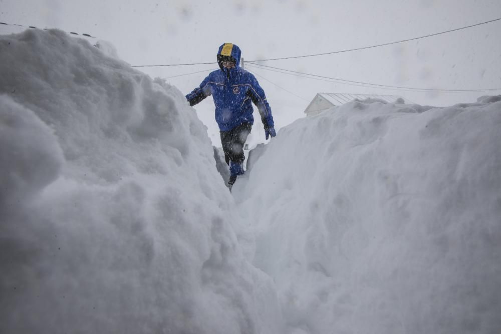 Así se vive en pleno temporal de Nieve en Leitariegos